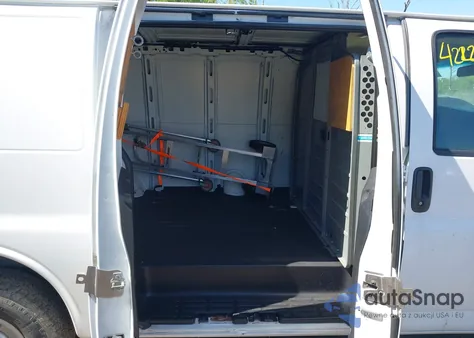 2017 Chevrolet Express 2500 Work Van z USA, uszkodzony, nr VIN 1GCWGAFFXH1342620